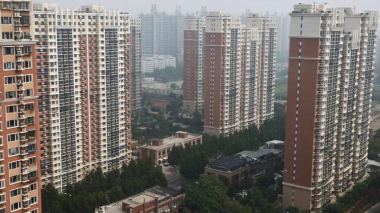 China’s Economic Slowdown Deepens Amid Sluggish Output and Spending