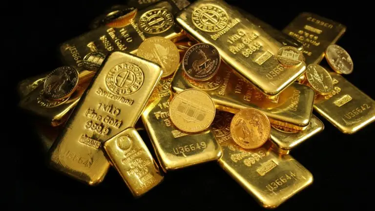 Gold Near Record Highs as Fed Rate Cuts Loom